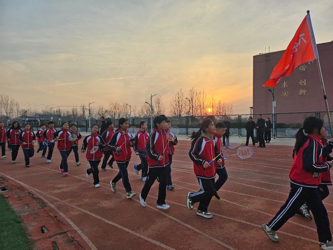 享——洋湖乡中学阳光大课间观摩活动球友会体育“绳”彩飞扬“羽”乐共(图1)