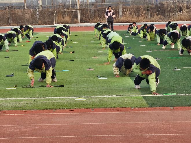 享——洋湖乡中学阳光大课间观摩活动球友会体育“绳”彩飞扬“羽”乐共(图3)