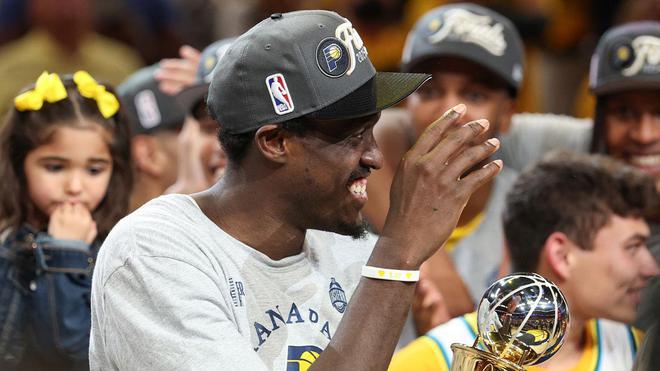纳打进NBA总决赛了激动不已十年了步行者中锋迈尔斯·特(图1)