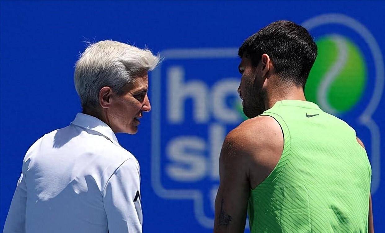 装置引发澳网世界第一当场拆掉阿尔卡拉斯赛场被抓包！戴停用(图1)