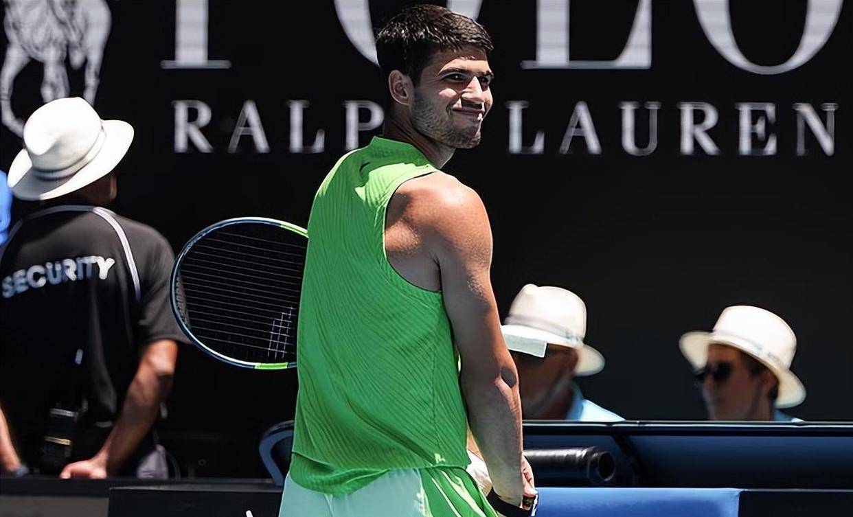 装置引发澳网世界第一当场拆掉阿尔卡拉斯赛场被抓包！戴停用(图2)