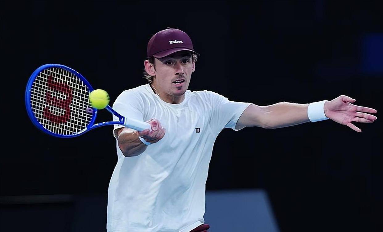 装置引发澳网世界第一当场拆掉阿尔卡拉斯赛场被抓包！戴停用(图3)