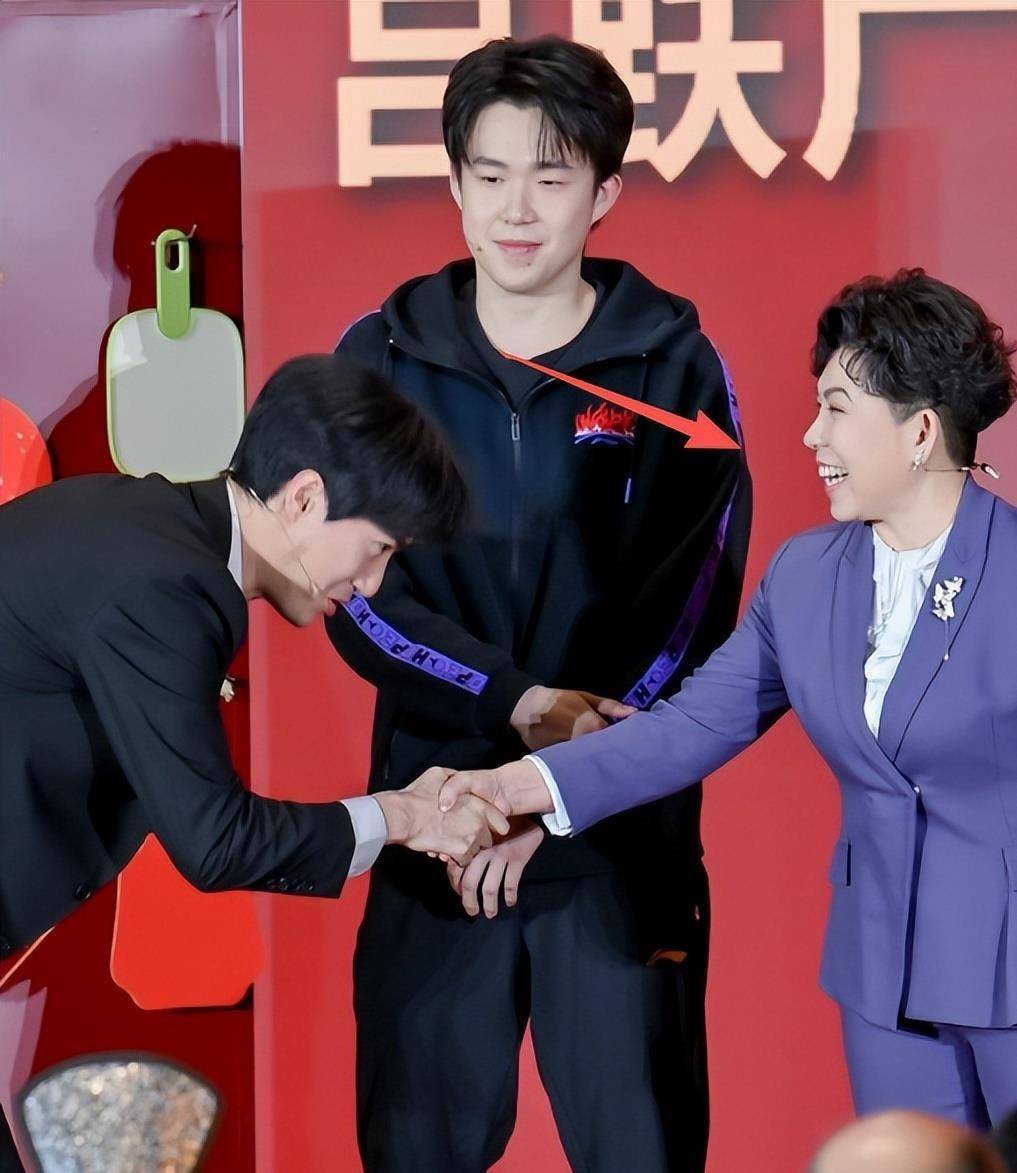 的一幕发生央视锐评一针见血网友吵翻了！王楚钦参加联谊会不到24小时令人痛心(图3)