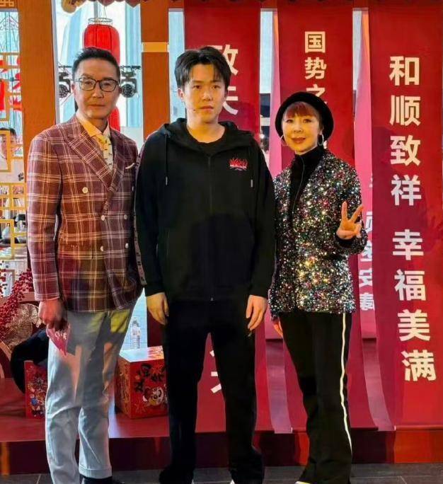 的一幕发生央视锐评一针见血网友吵翻了！王楚钦参加联谊会不到24小时令人痛心(图4)